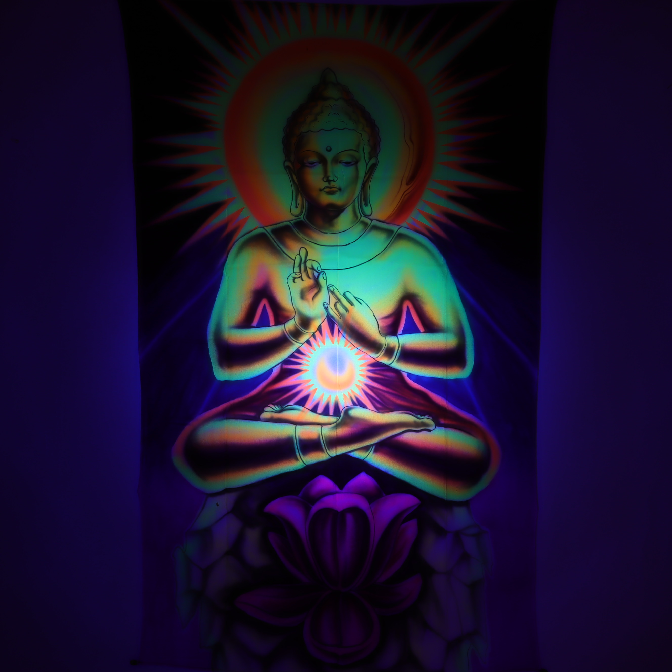 Wandtuch L 120x190 - Buddha der Weisheit - aufwendig handgemaltes Schwarzlicht-Tuch - mehrfarbig & UV-aktiv