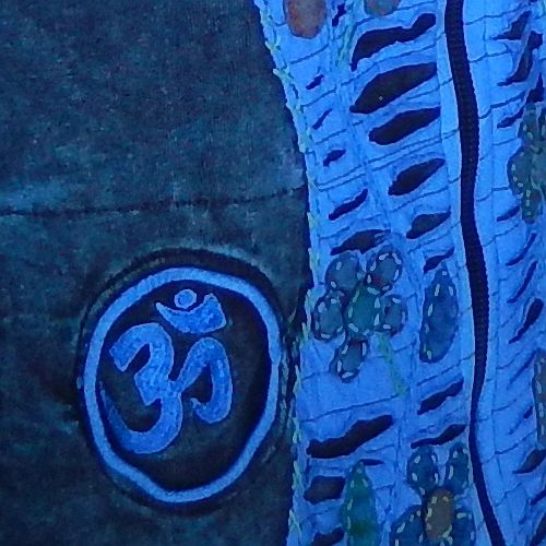 Jacke mit Cutout und gestickten Blumen, Om - 100% Baumwolle - mit Kapuze - im Stonewash Used-Look Design - Deine neue Lieblingsjacke für einen farbenfrohen Herbst - Fair gehandelt aus Nepal