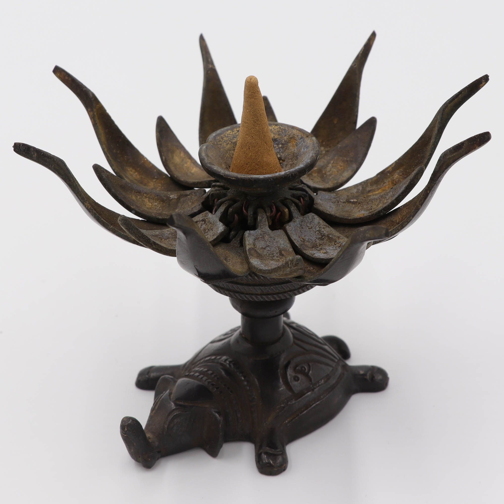 Räucherkegelhalter aus Metall, tibetisches Räuchergefäß und Kerzenhalter, Elefant & Lotus, Antik Design mit schwarzer Patina