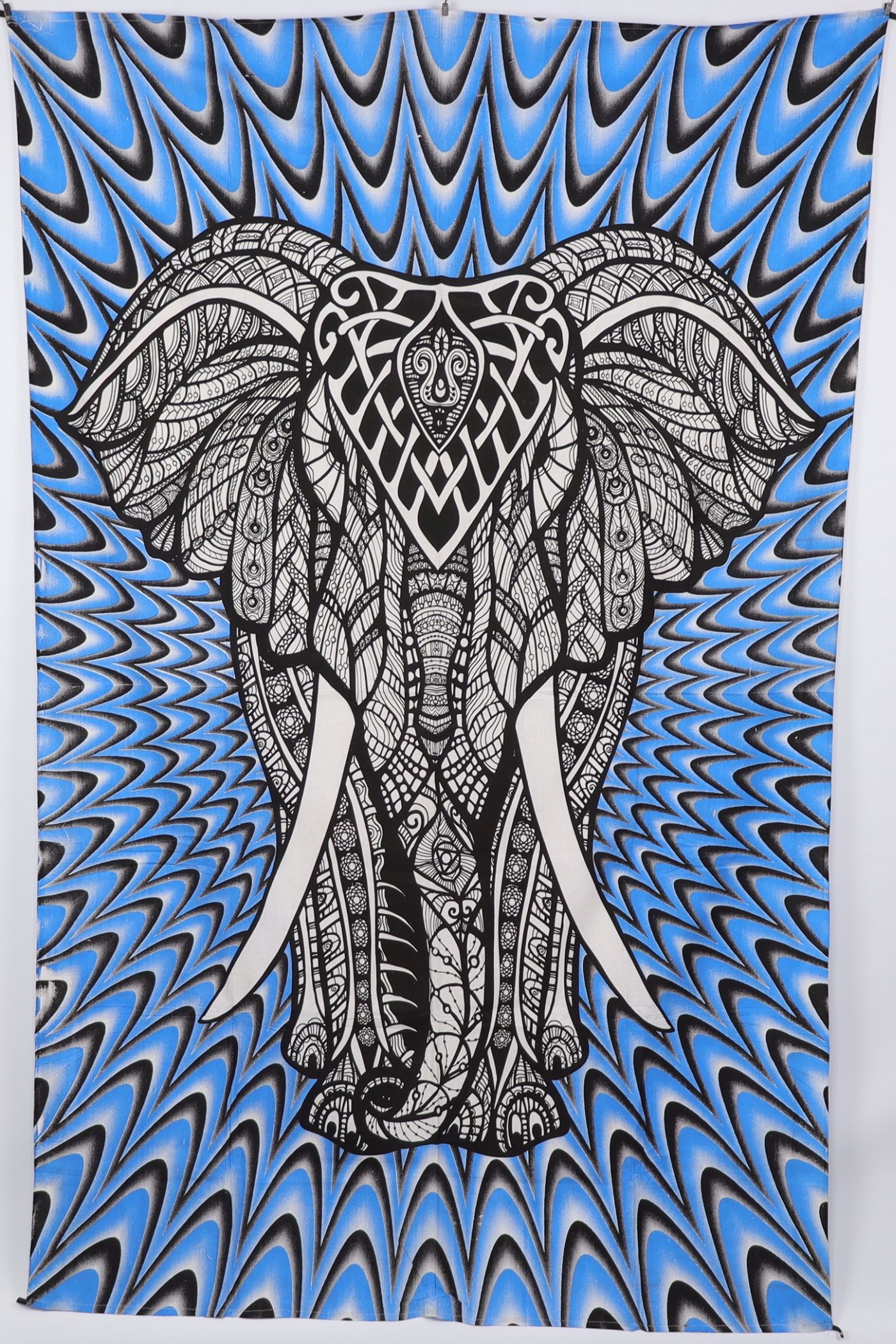 Wandtuch XL 130x210 - Elefant mit Stoßzahn - 100% Baumwolle - detailreicher indischer Druck - dekoratives Tuch, Wandbild, Tagesdecke, Bedcover, Vorhang, Picknick-Decke, Strandtuch