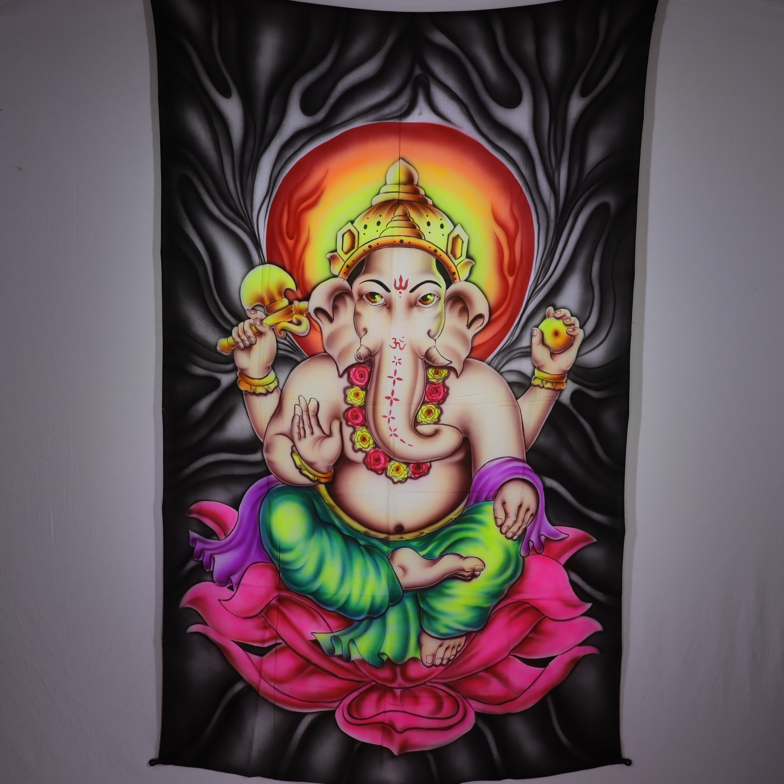 Wandtuch XXL - Ganesha im Lotus - handgemalte und bunte Schwarzlicht UV aktiv Farben - 120 x 190