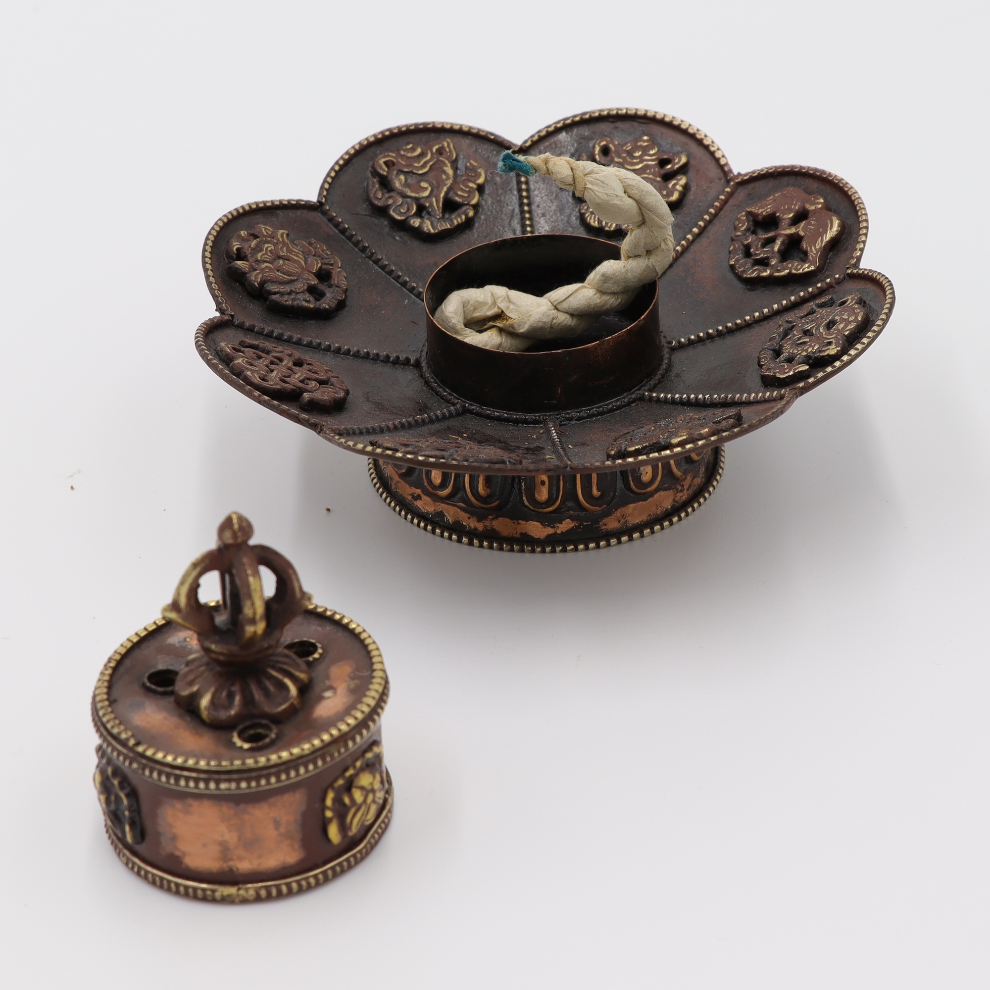 Räucherstäbchenhalter aus Metall, tibetisches Räuchergefäß mit Deckel, Lotus & Ashtamangala, Antik Design