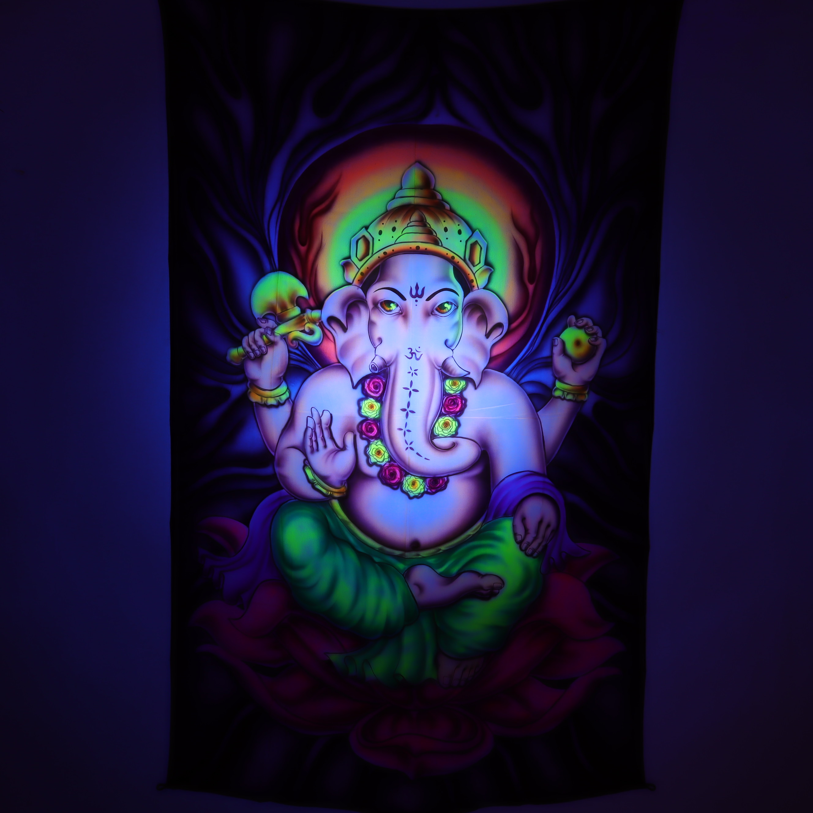 Wandtuch L 120x190 - Ganesha im Lotus - aufwendig handgemaltes Schwarzlicht-Tuch - mehrfarbig & UV-aktiv