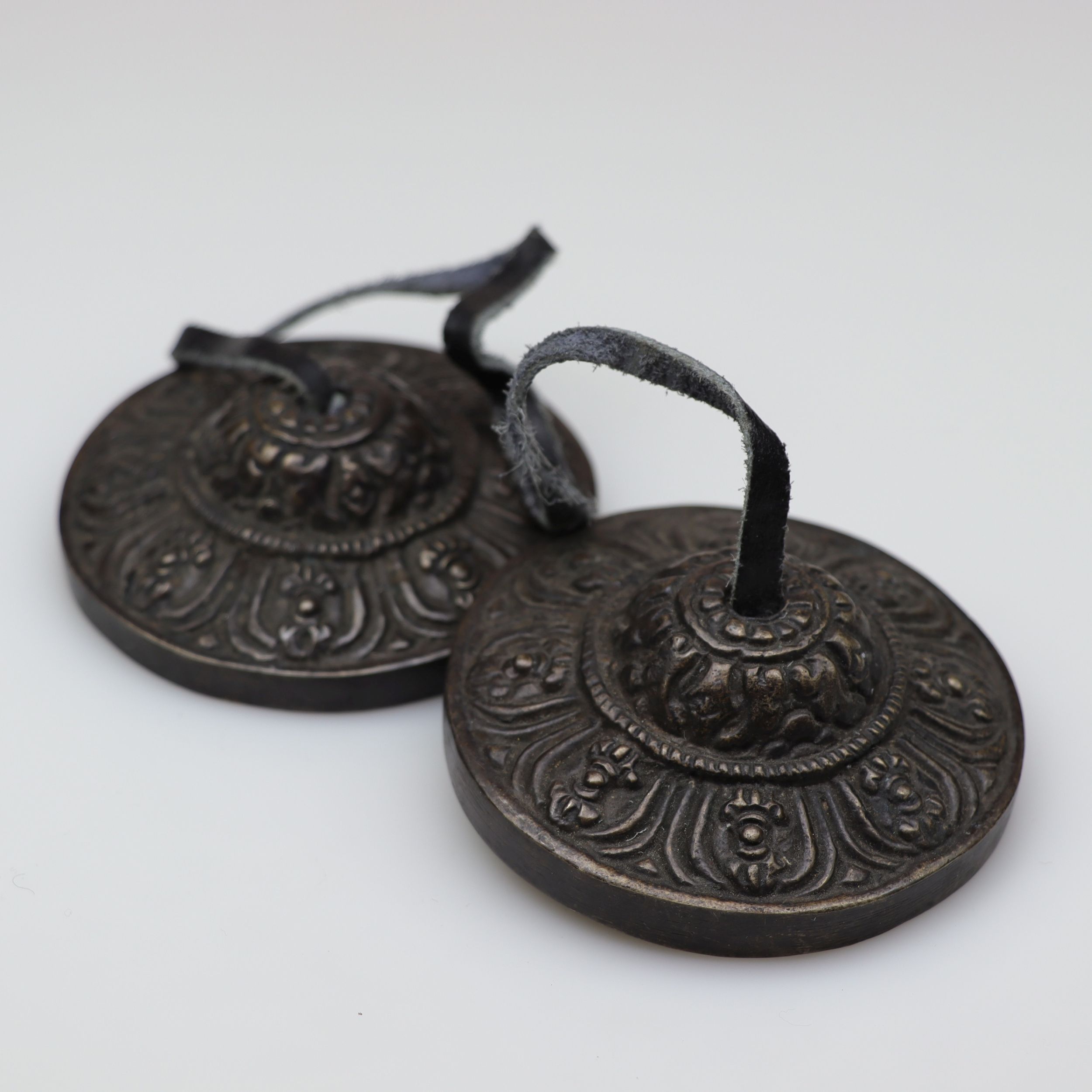 Zimbeln aus Bronze - Dorje - ca. 250g Handzimbeln für Deine Klangreise - Ø ca. 7 cm - magische, reinigende und klare Schwingungen für Deine Meditation, Alltagsrituale oder Phantasiereisen - Fair gehandelt aus Nepal