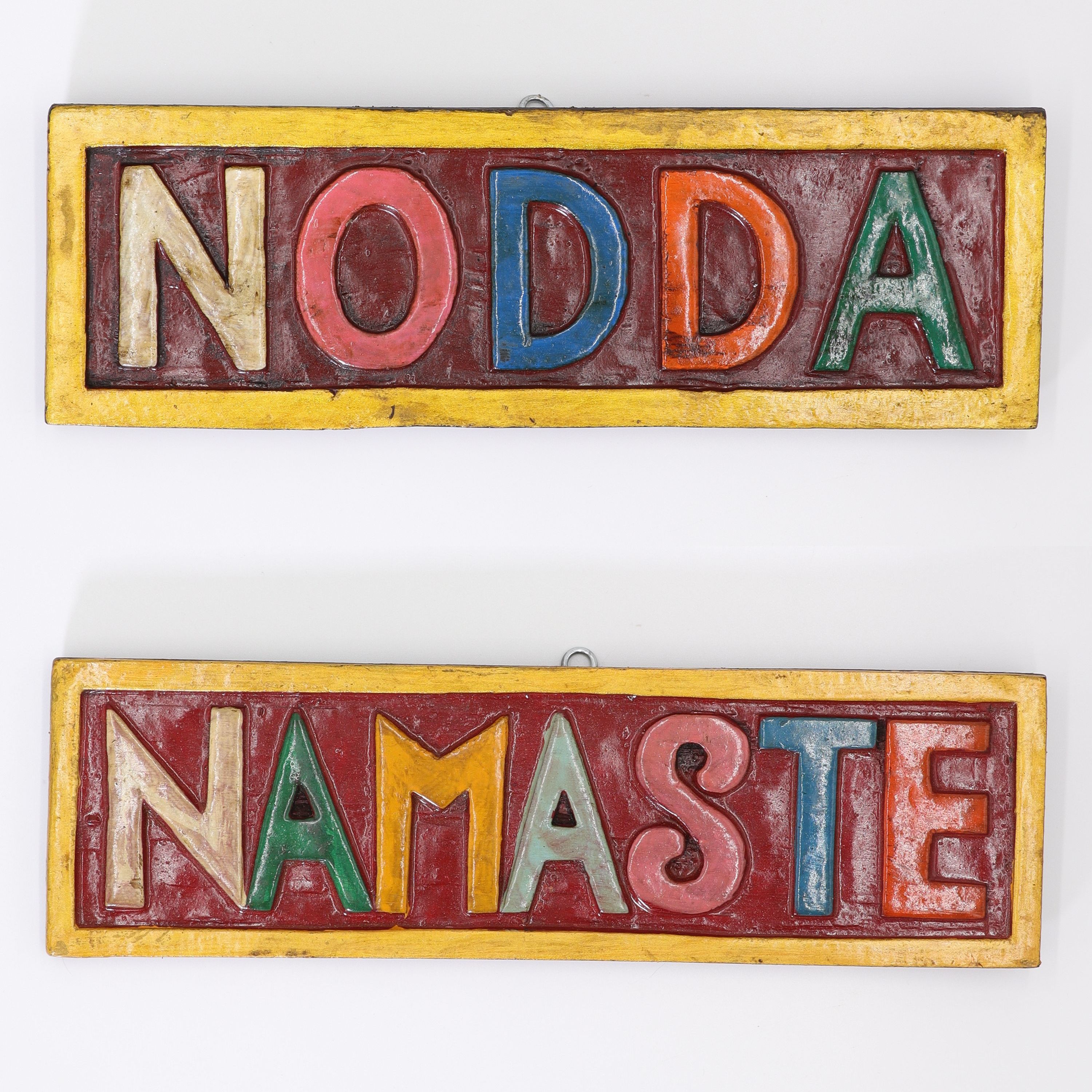 Schild aus Holz - Nodda & Namaste als zweiseitiges Wende-Schild - buntes Wandbild von Hand geschnitzt - ca. 8 x 24 cm - wundervolle Wanddekoration in traditionell nepalesischen Farben - echte Handarbeit und fair gehandelt aus Nepal