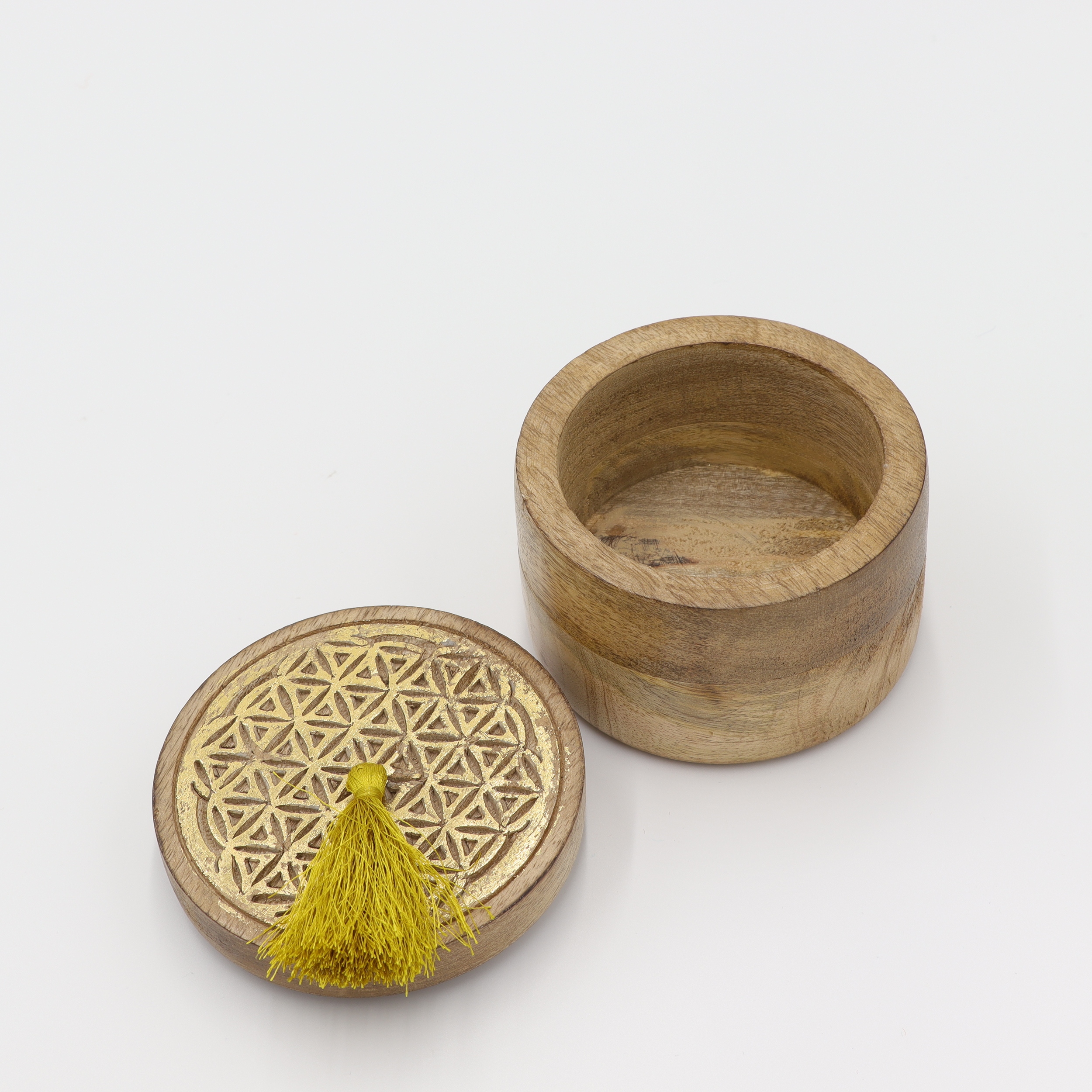Dose aus Holz - Blume des Lebens - goldfarbene Schnitzerei - runder abnehmbarer Deckel mit gelben Bommel - M