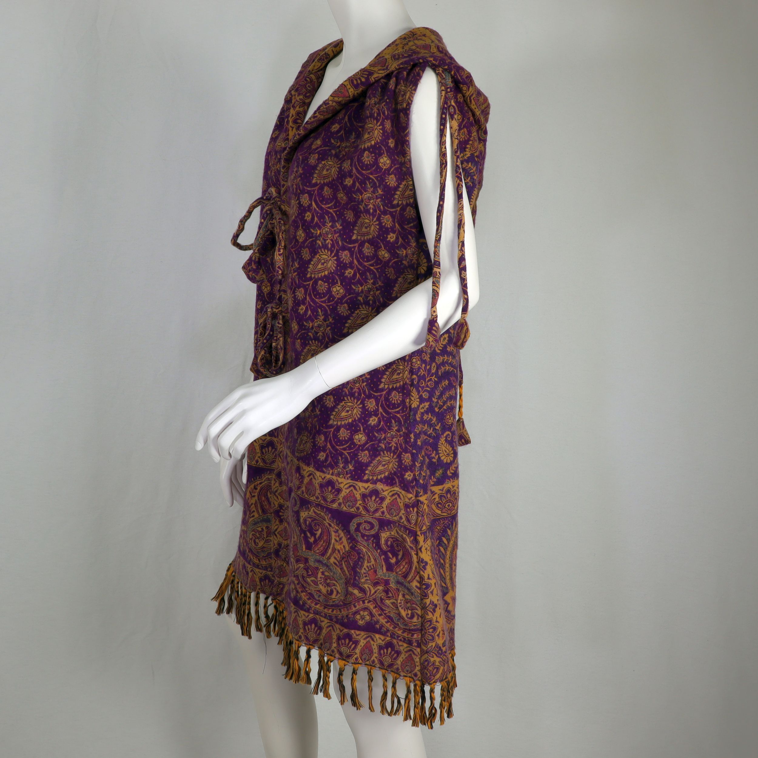 Weste mit tollem Paisley-Muster - aus typisch nepalesischen Yakdecken gefertigt - mit Kapuze und Taschen - warm und flexible durch die Schnürung - Fair gehandelt aus Nepal
