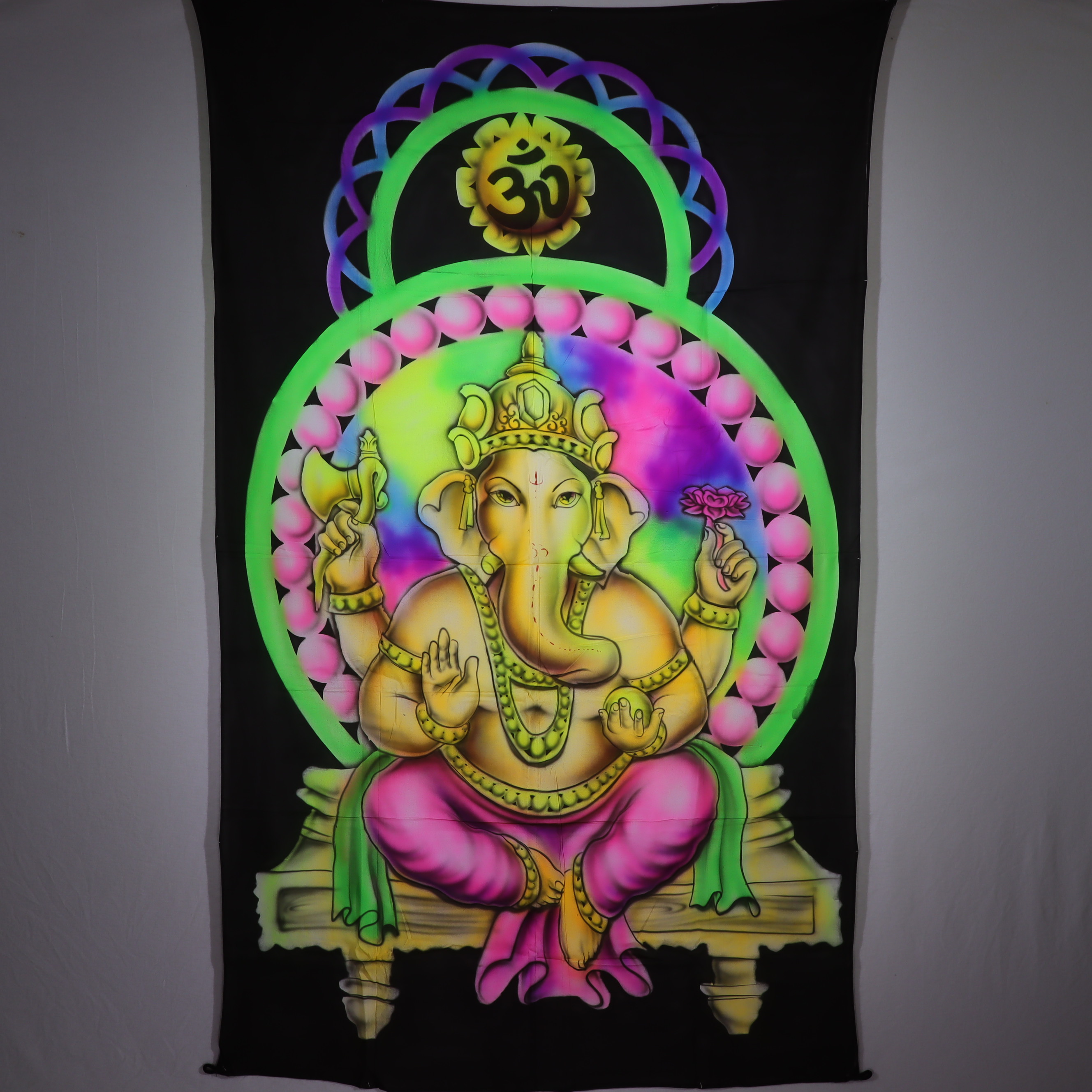 Wandtuch XXL - Ganesha mit Om - handgemalte und bunte Schwarzlicht UV aktiv Farben - 120 x 190