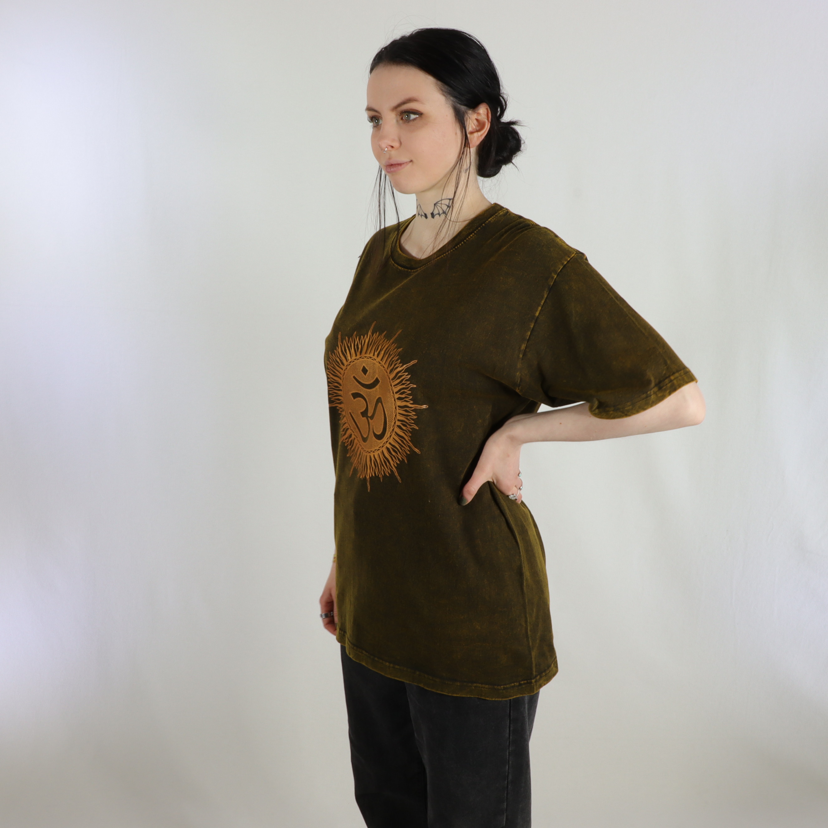T-Shirt mit großem Om Aufdruck - 100% Baumwolle - im Stonewash Used Look Design - bequem und lässig - Fair gehandelt aus Nepal