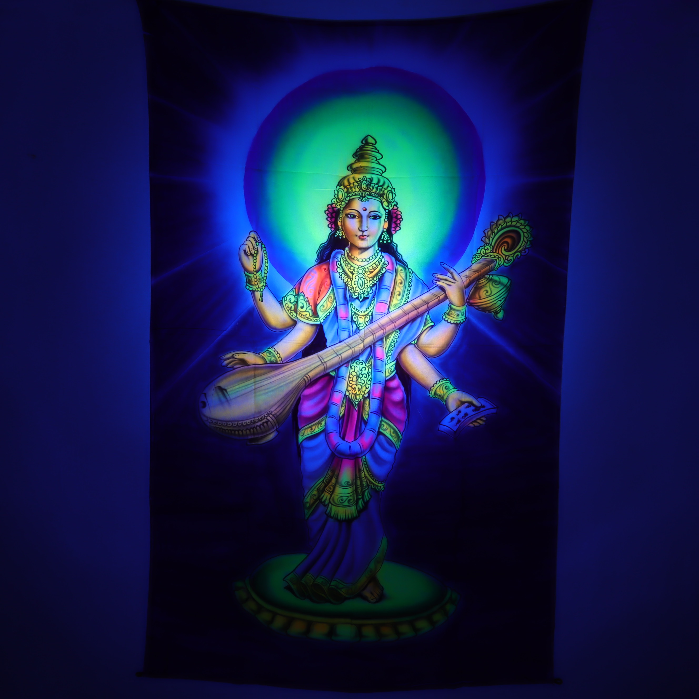 Wandtuch L 120x190 - Saraswati - Tantra Göttin der Weisheit - aufwendig handgemaltes Schwarzlicht-Tuch - mehrfarbig & UV-aktiv