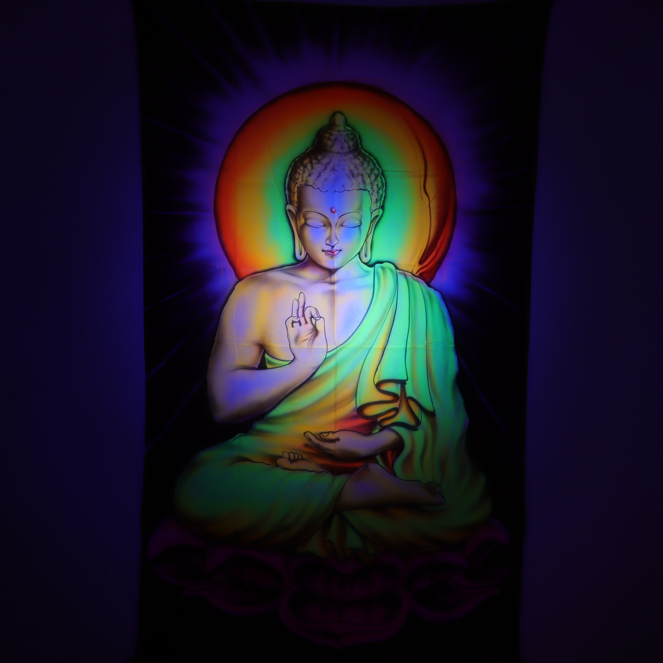 Wandtuch L 120x190 - Buddha der Lehre - aufwendig handgemaltes Schwarzlicht-Tuch - mehrfarbig & UV-aktiv