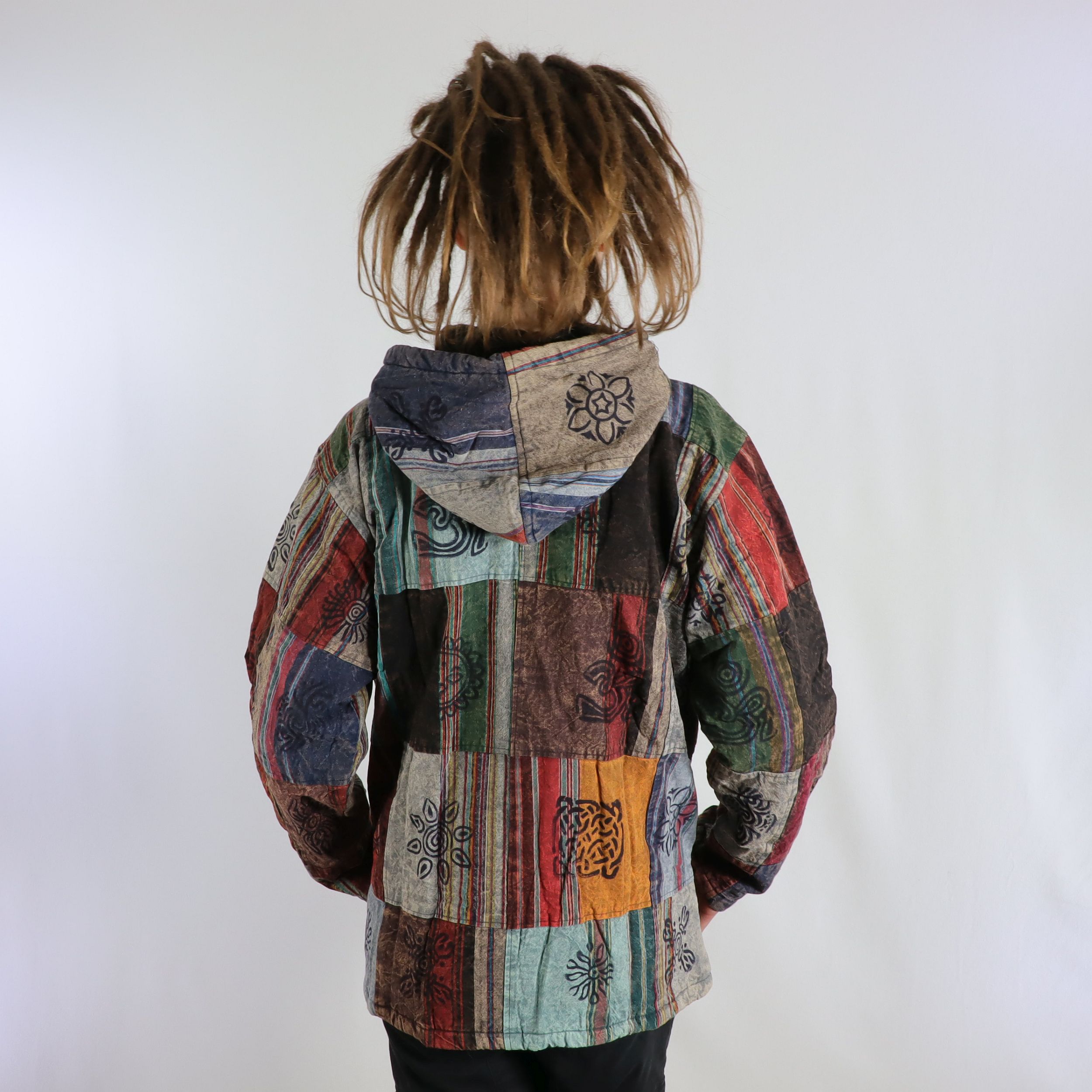 Jacke im Patchwork und Print Style - 100% Baumwolle - mit Kapuze - im Stonewash Used-Look Design - mit warmen Innenfutter - Deine angesagte Lieblingsjacke - Fair gehandelt aus Nepal