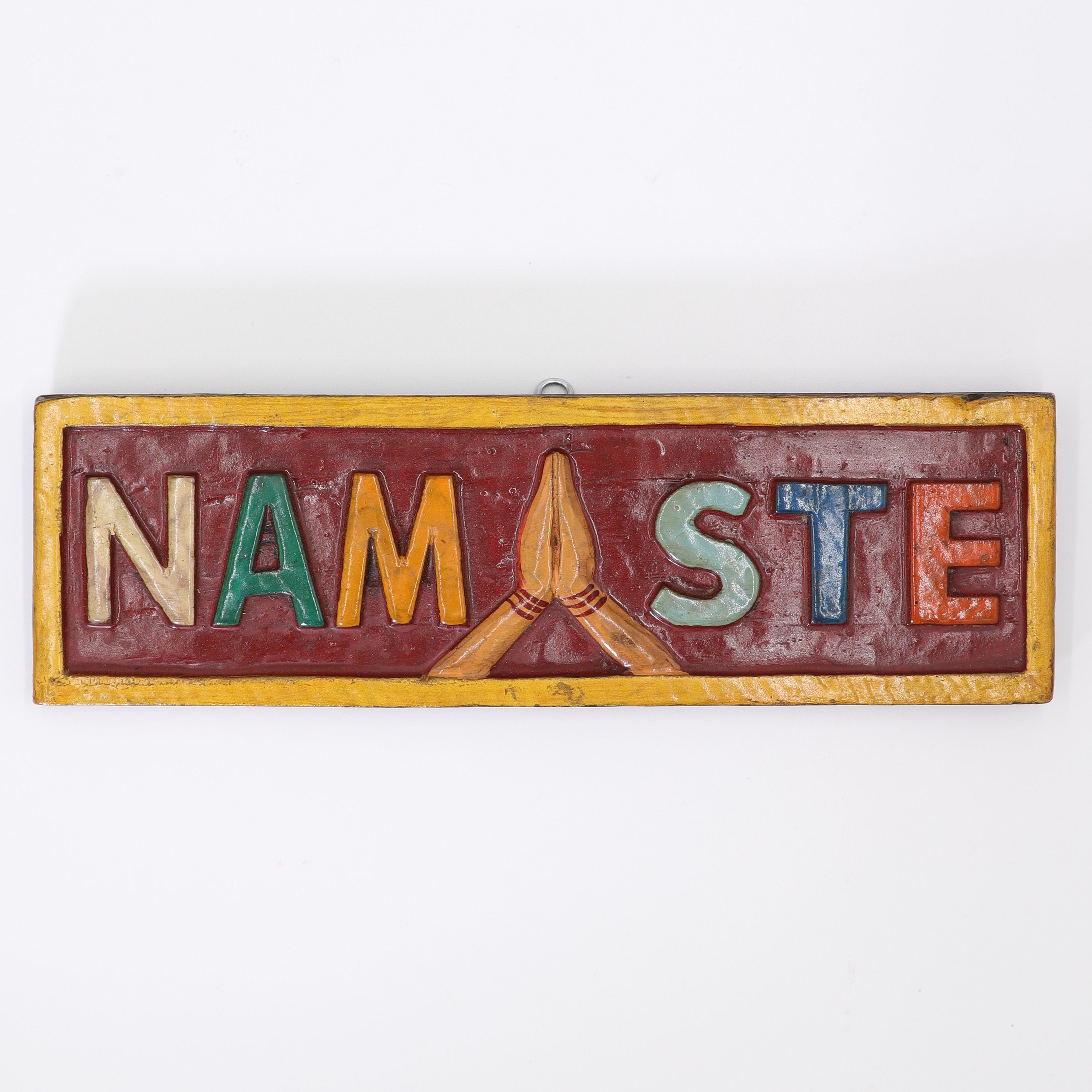 Schild aus Holz - Namaste & Hände - buntes Wandbild von Hand geschnitzt - ca. 8 x 24 cm - wundervolle Wanddekoration in traditionell nepalesischen Farben - echte Handarbeit und fair gehandelt aus Nepal