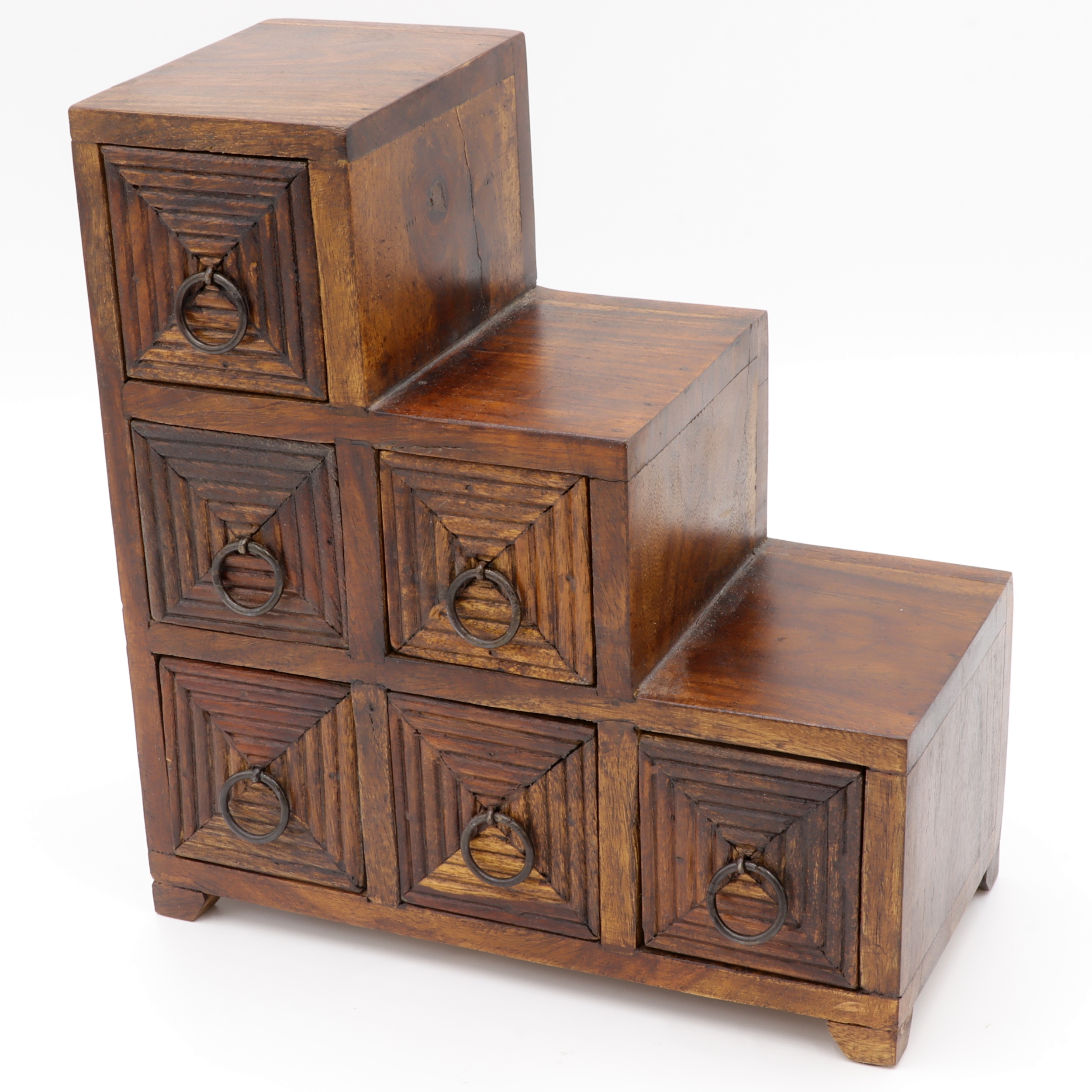 Schubladenschrank aus Holz - Sechs Schubladen verziert mit quadratischen Linien - Treppenstufen Design - praktisch und dekorativ