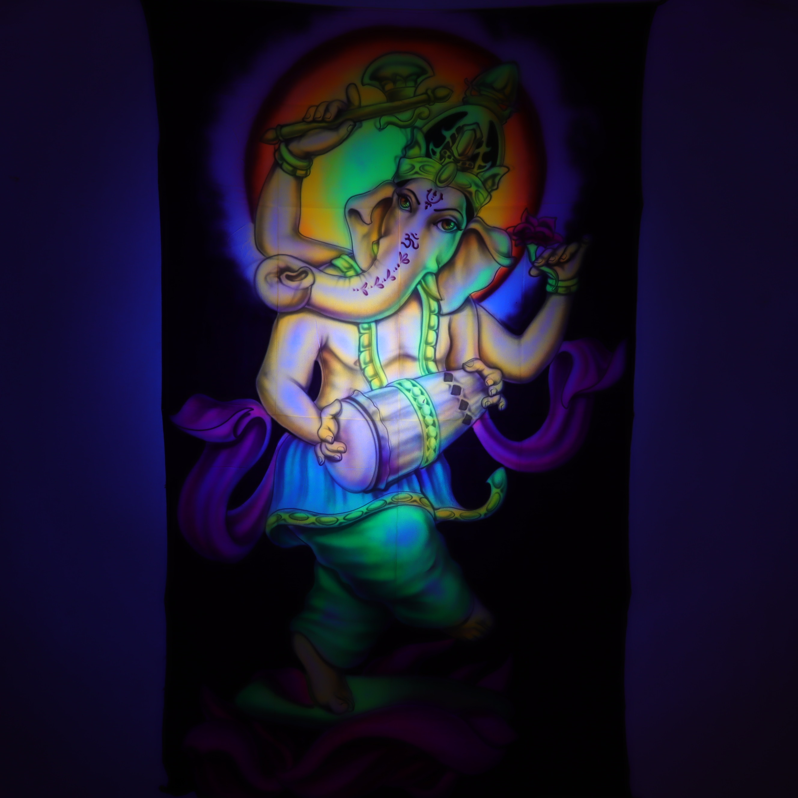 Wandtuch L 120x190 - Dancing Ganesha - aufwendig handgemaltes Schwarzlicht-Tuch - mehrfarbig & UV-aktiv
