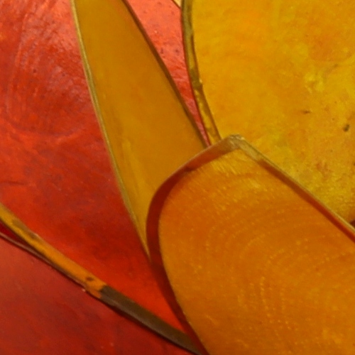Teelichthalter als Lotusblüte mit filigranen Blättern aus der Capiz-Muschel - leuchtende sommerliche Farben