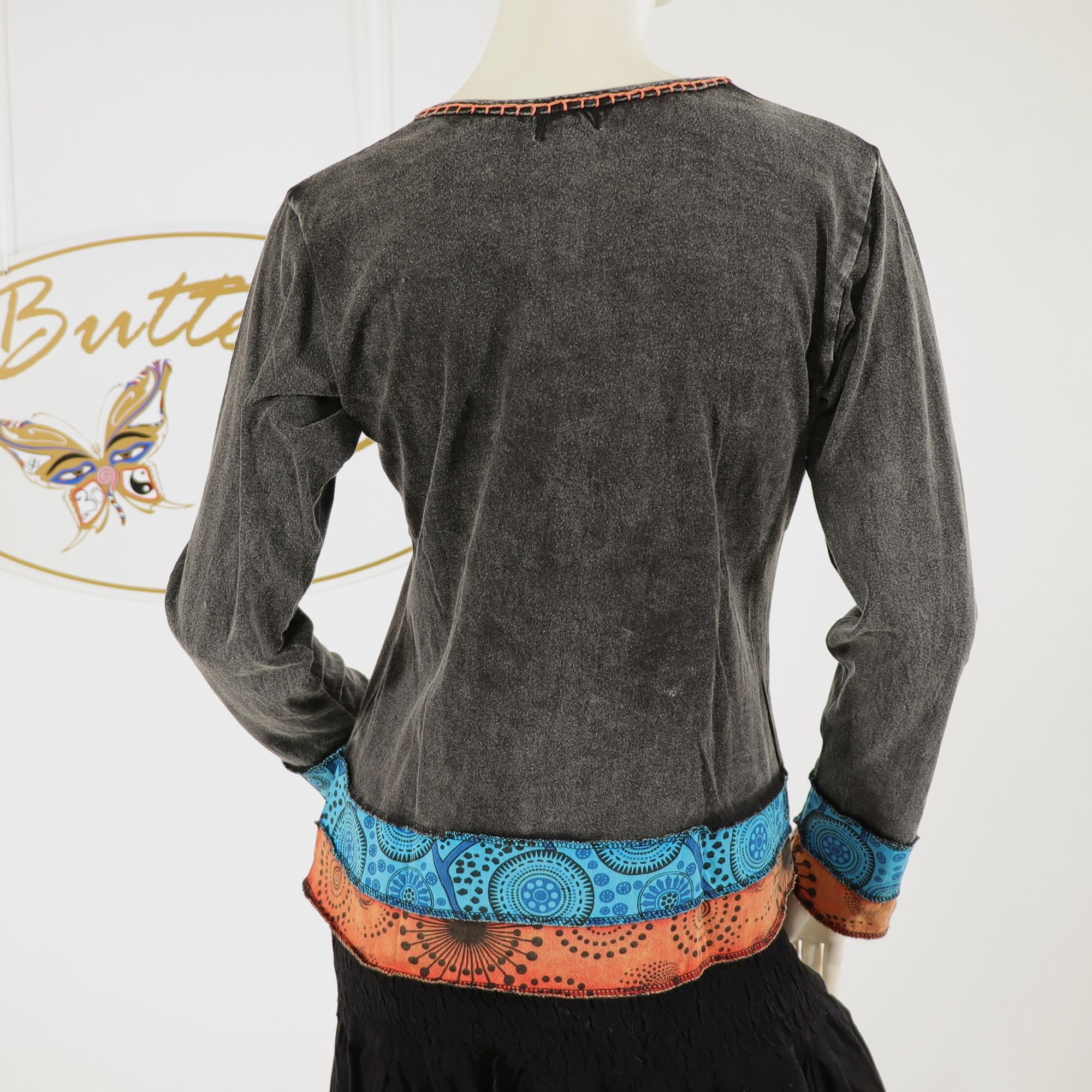 Shirt im bunten Patchwork Design - 100% Baumwolle - UniColor mit Streifen und großer Blume als Stickerei - blumig, bunt, besonders - Dein Langarm-Shirt für bunte Herbstabende - Fair gehandelt aus Nepal
