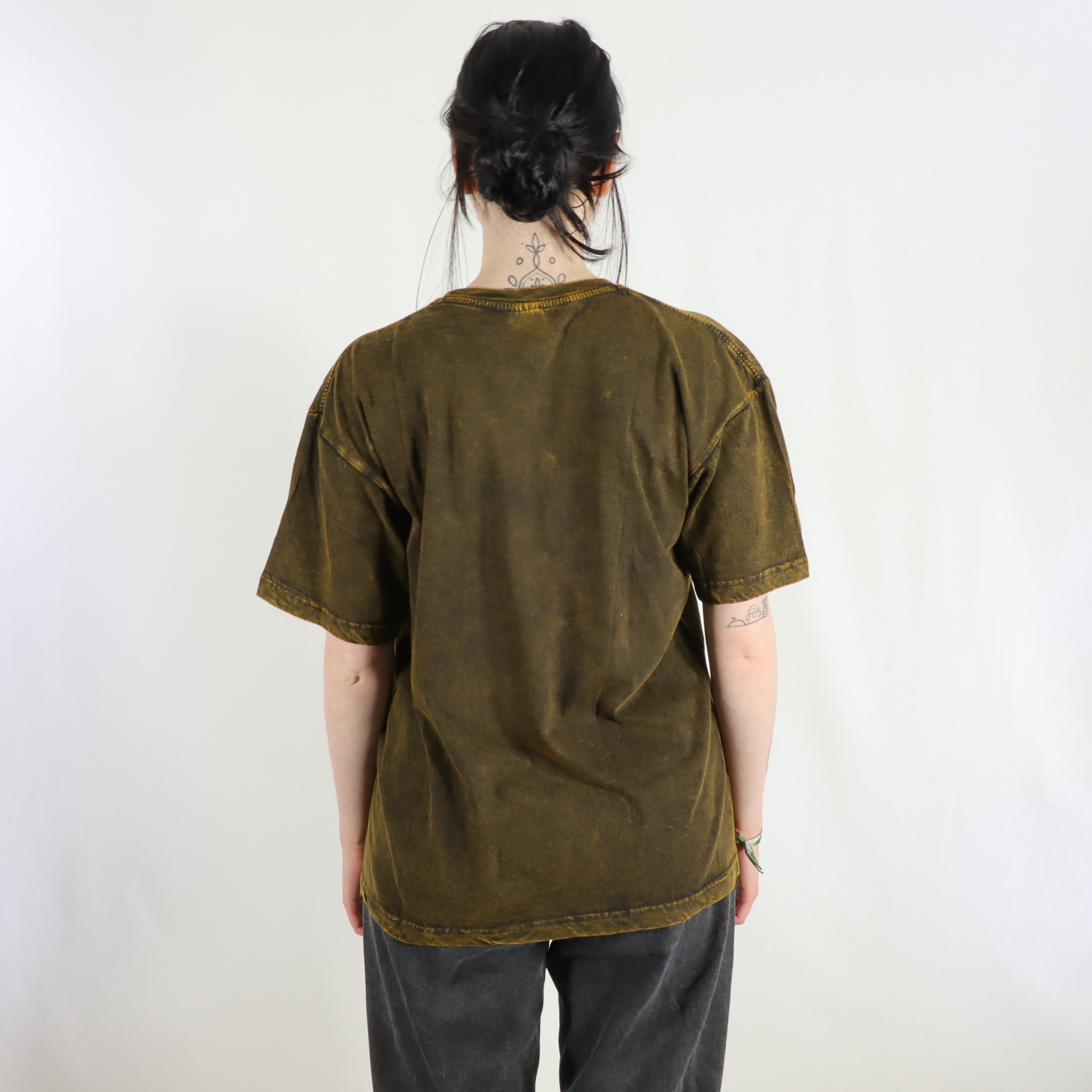T-Shirt mit großem Mantra Aufdruck - 100% Baumwolle - im Stonewash Used Look Design - bequem und lässig - Fair gehandelt aus Nepal