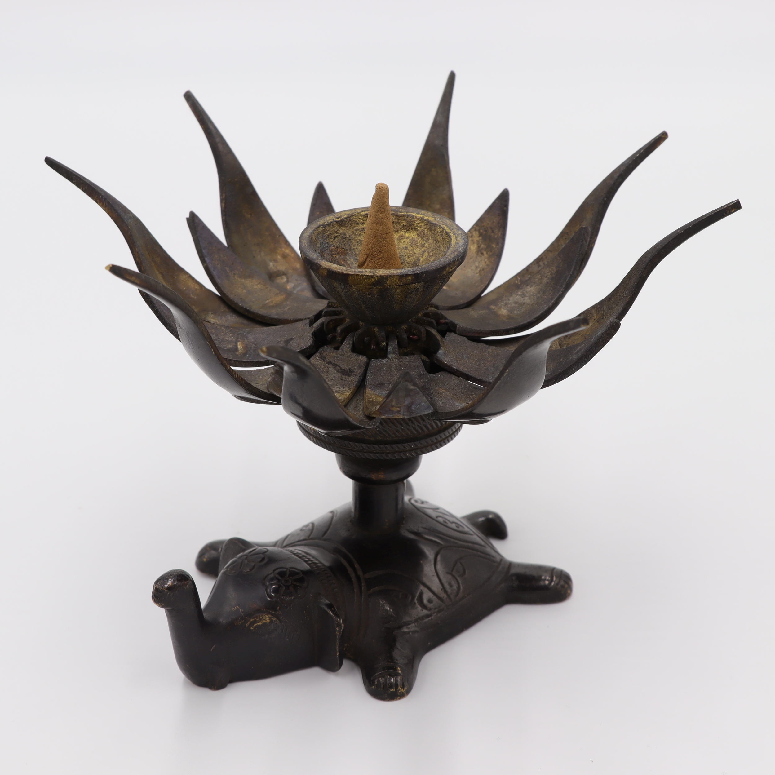 Räucherkegelhalter aus Metall, tibetisches Räuchergefäß und Kerzenhalter, Elefant & Lotus, Antik Design mit schwarzer Patina
