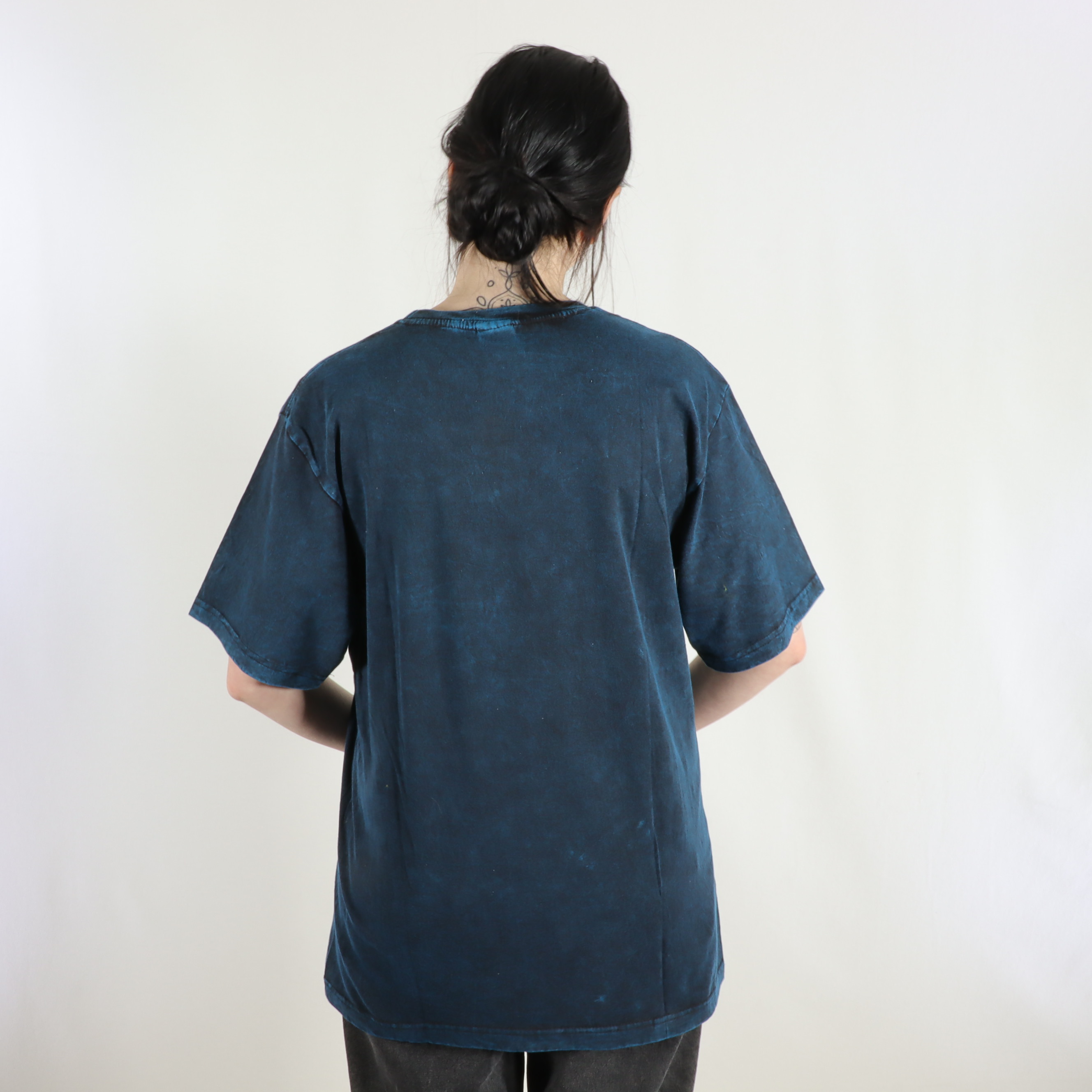 T-Shirt mit großem Om Aufdruck - 100% Baumwolle - im Stonewash Used Look Design - bequem und lässig - Fair gehandelt aus Nepal