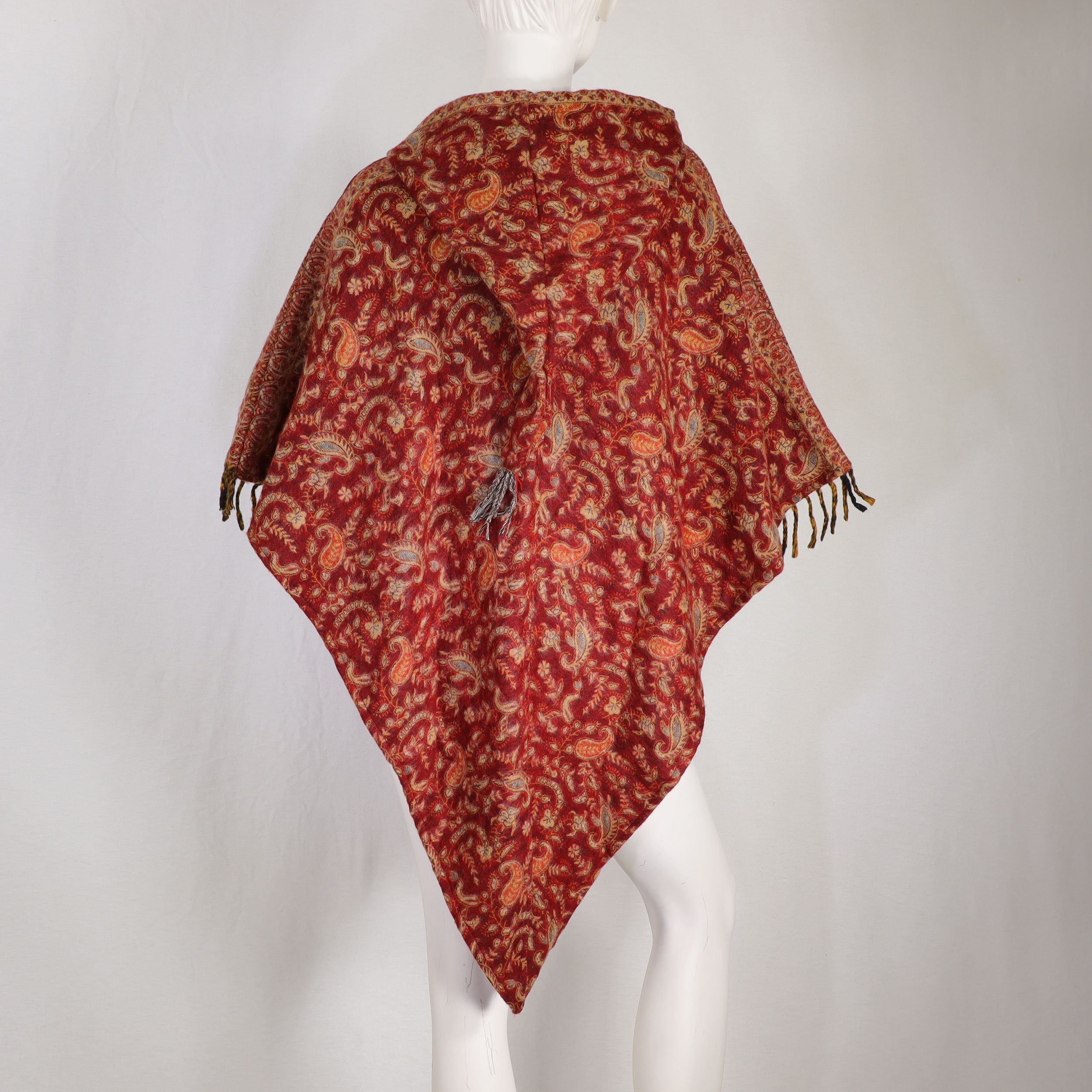 Poncho mit tollem Paisley-Muster - aus typisch nepalesischen Yakdecken gefertigt - mit Kapuze und Tasche - warm und flexibel - einfach Überwerfen fertig - Fair gehandelt aus Nepal
