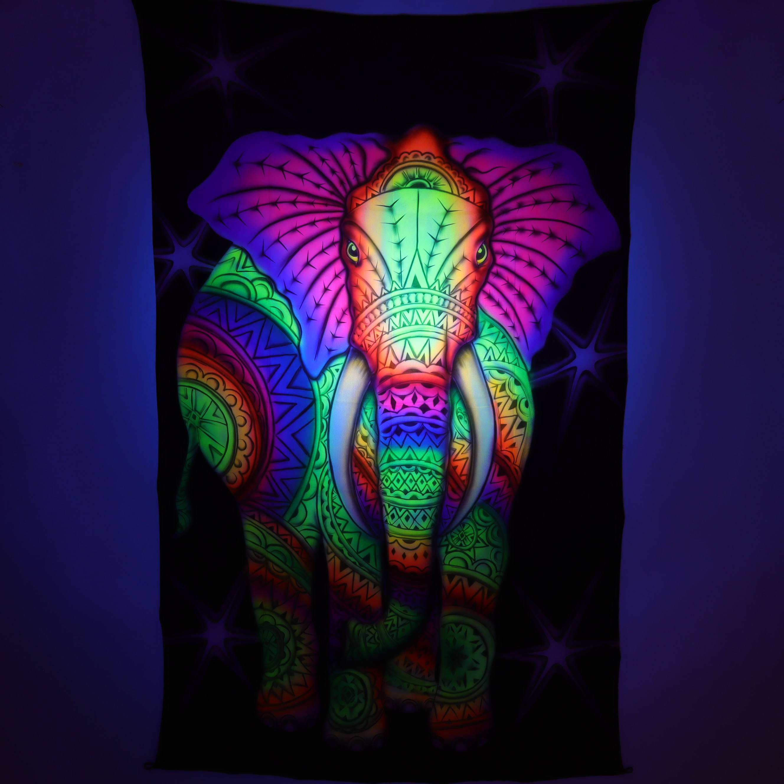 Wandtuch L 120x190 - Elefantastisch - Elefant mit Stoßzahn - aufwendig handgemaltes Schwarzlicht-Tuch - mehrfarbig & UV-aktiv