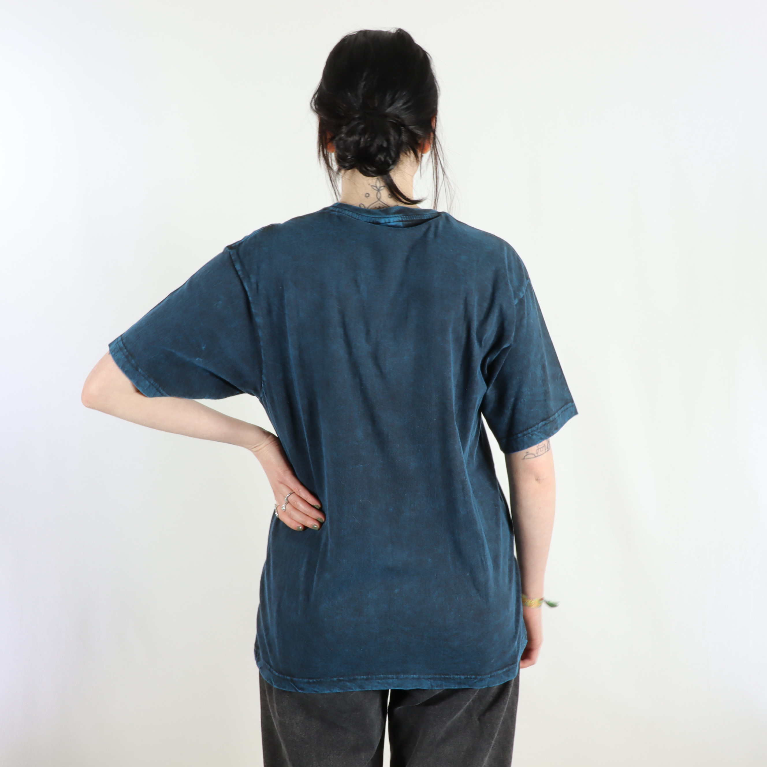 T-Shirt mit großem Mantra Aufdruck - 100% Baumwolle - im Stonewash Used Look Design - bequem und lässig - Fair gehandelt aus Nepal
